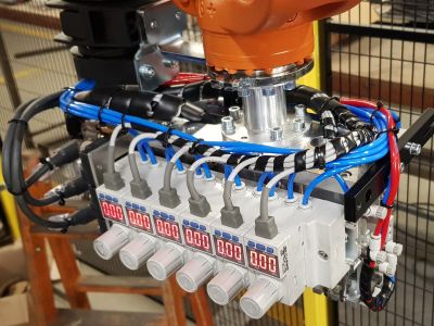 Sistema robótico con sensores y cableado de control industrial