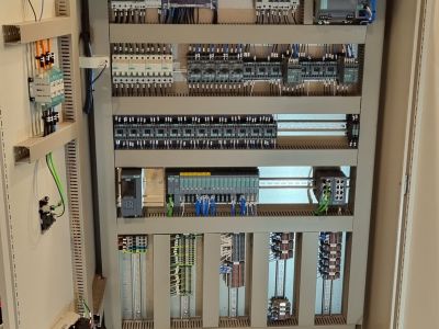 Armario eléctrico industrial para control automatizado de maquinaria en Pontevedra