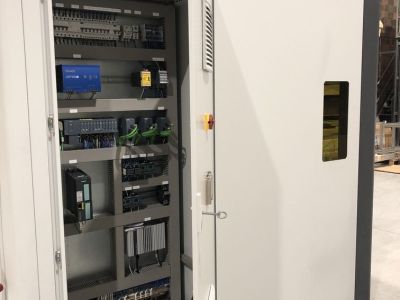 Armario eléctrico industrial con sistema de automatización en Pontevedra